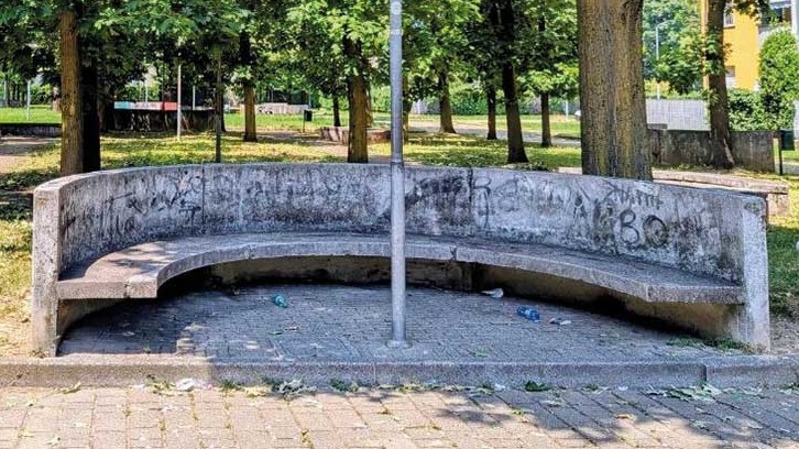 Via le panchine in muratura ritrovo per fracassoni: al loro posto nuovi alberi ed essenze