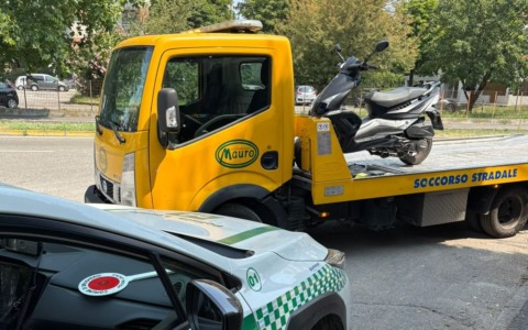 Guida uno scooter sotto sequestro (e senza assicurazione): 2mila euro di multe e scatta l’alienazione