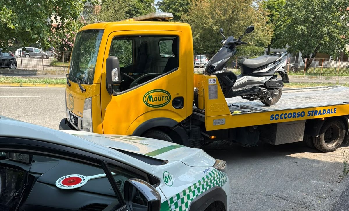 Guida uno scooter sotto sequestro (e senza assicurazione): 2mila euro di multe e scatta l’alienazione