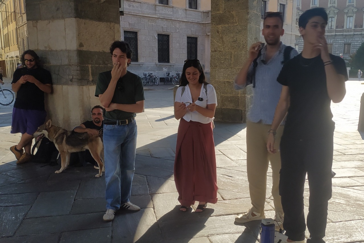 Una canna sotto l’Arengario contro le «leggi liberticide». Fermato e sanzionato il segretario dei Radicali Italiani