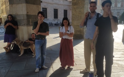 Una canna sotto l’Arengario contro le «leggi liberticide». Fermato e sanzionato il segretario dei Radicali Italiani