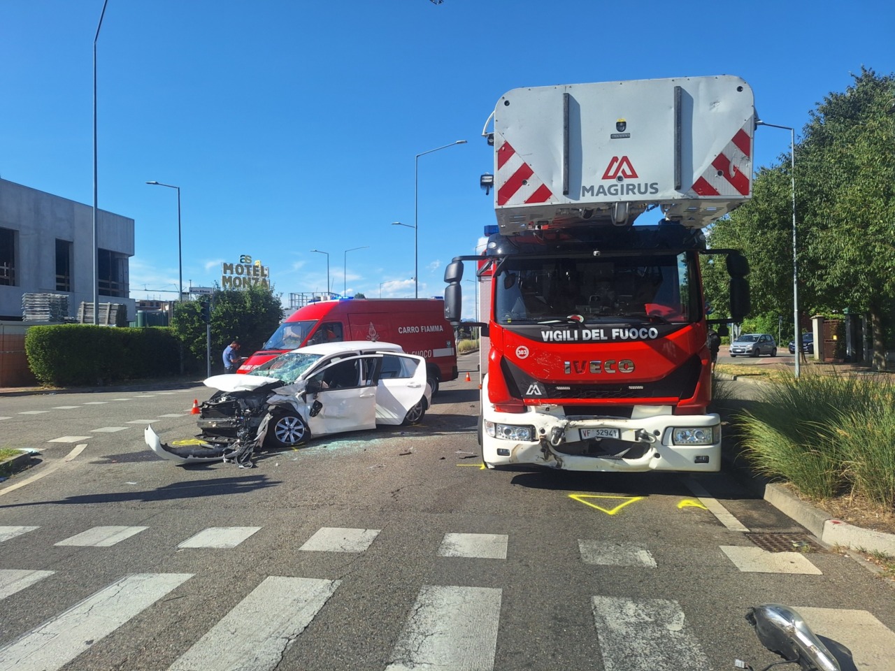 Scontro tra un’auto e un mezzo dei Vigili del fuoco: due feriti, chiuso viale Lombardia