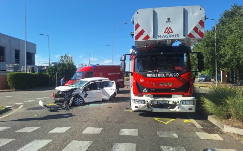 Scontro tra un’auto e un mezzo dei Vigili del fuoco: due feriti, chiuso viale Lombardia
