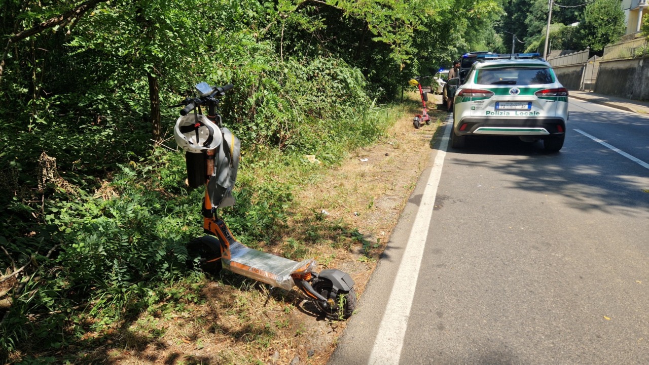 Grave incidente in viale Brianza: cade dal monopattino e sbatte la testa, 26enne in codice rosso