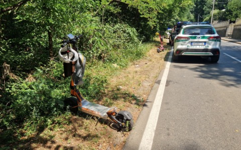 Grave incidente in viale Brianza: cade dal monopattino e sbatte la testa, 26enne in codice rosso