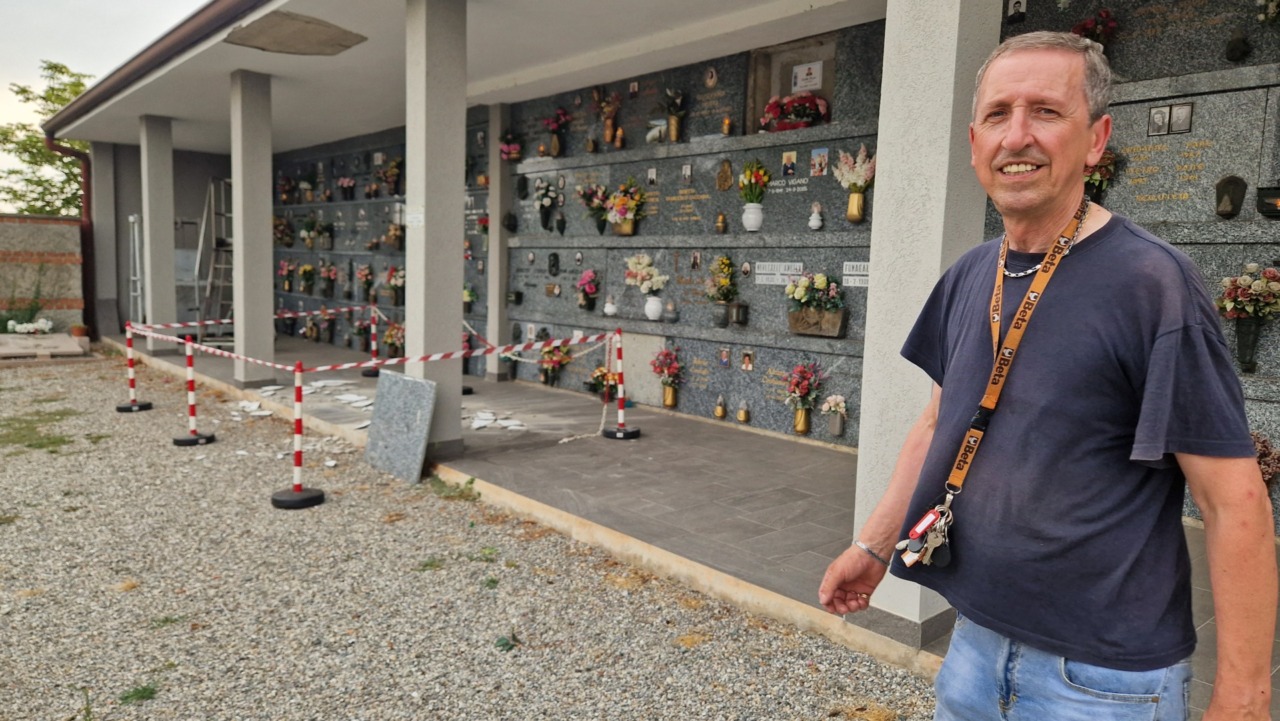 Crolla parte del controsoffitto dei colombari, tragedia sfiorata al cimitero