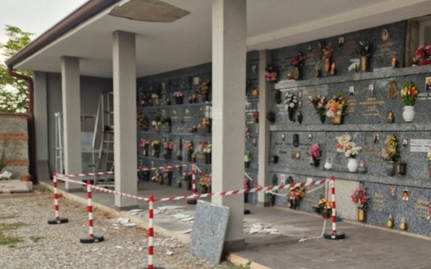 Crolla parte del controsoffitto dei colombari, tragedia sfiorata al cimitero