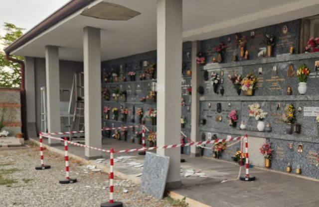 Crolla parte del controsoffitto dei colombari, tragedia sfiorata al cimitero