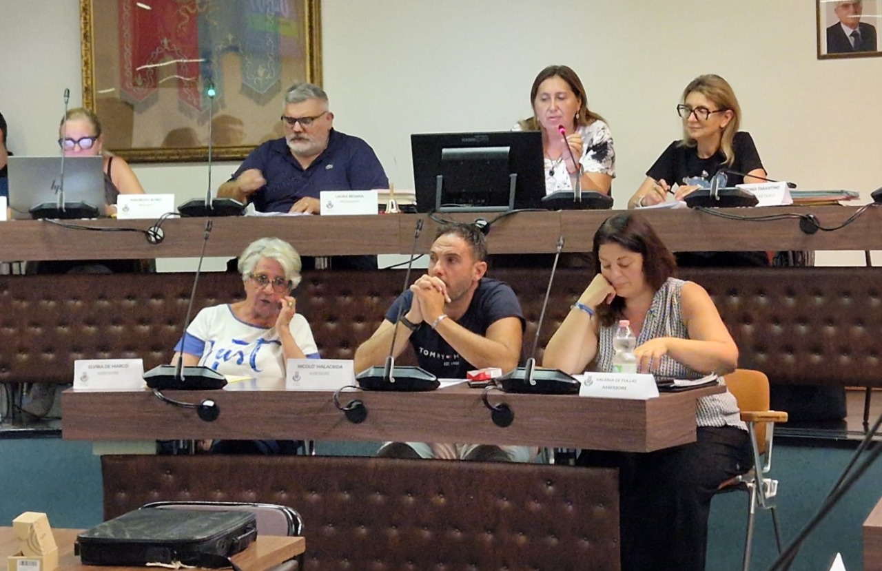 Arcore, centrodestra in panne tra i “mal di pancia”: manca il numero legale, lo salva l’opposizione