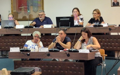 Arcore, centrodestra in panne tra i “mal di pancia”: manca il numero legale, lo salva l’opposizione