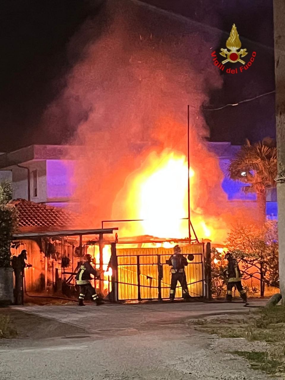 Va a fuoco una automobile posteggiata vicino a dei box