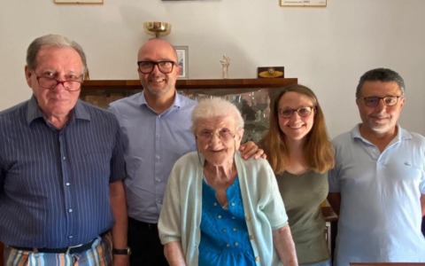 Risotto giallo e parole crociate: il segreto di Aurora per i suoi “primi” 100 anni
