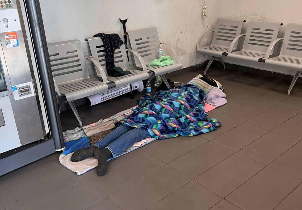 L’Arena Social, quando la foto di un uomo che dorme in stazione diventa il termometro di una frattura sociale