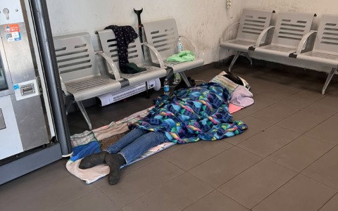 L’Arena Social, quando la foto di un uomo che dorme in stazione diventa il termometro di una frattura sociale