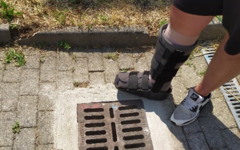 Cade dalla bici a causa di un tombino malmesso: “Ora temo di perdere il lavoro”