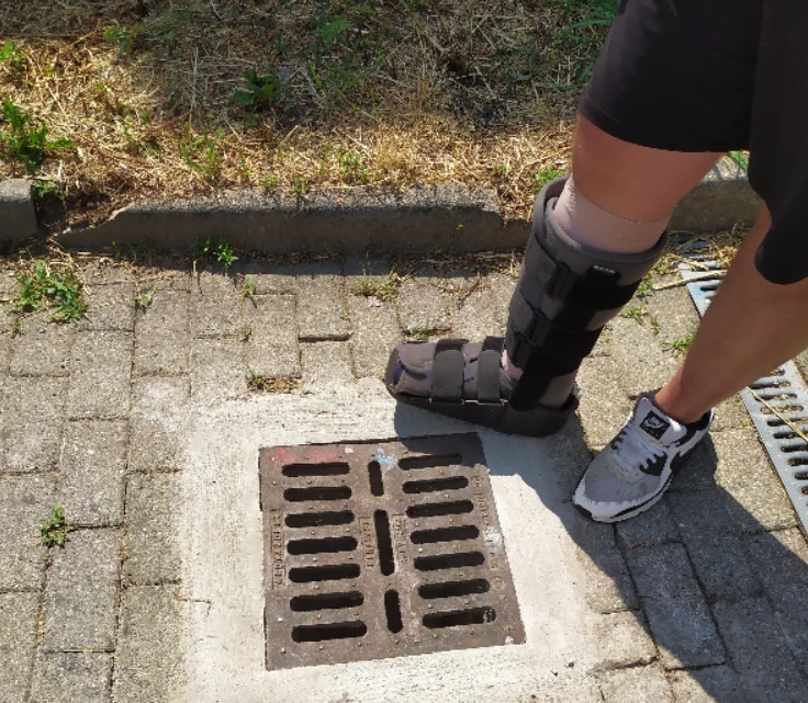 Cade dalla bici a causa di un tombino malmesso: “Ora temo di perdere il lavoro”