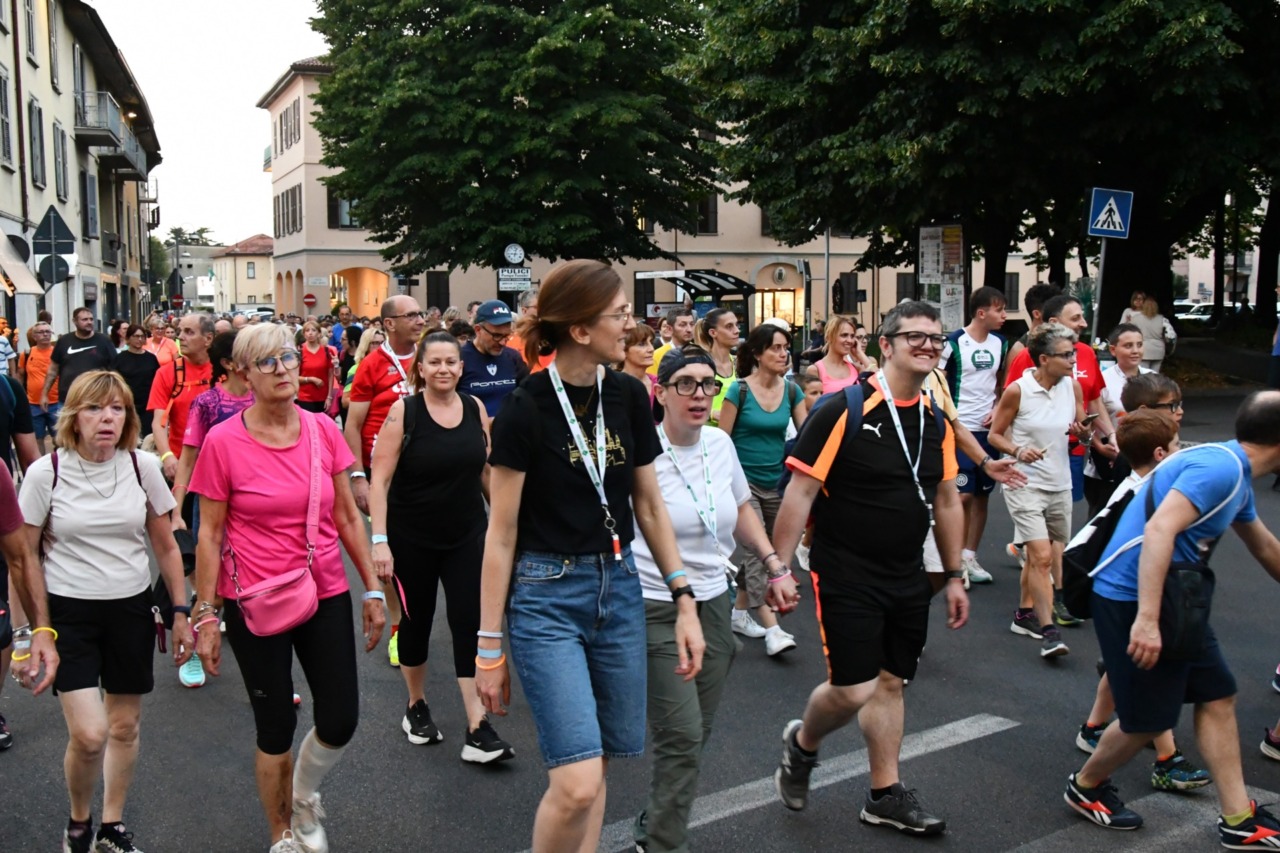 La Camminata di luna piena incanta e conquista 1.380 camminatori