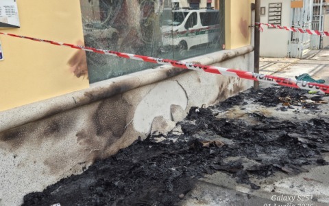 Di nuovo il piromane a Paina, bruciati cassonetti in via General Cantore