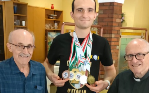 Sport oltre l’autismo, trionfo nel giavellotto per l’ex chierichetto di Robbiano