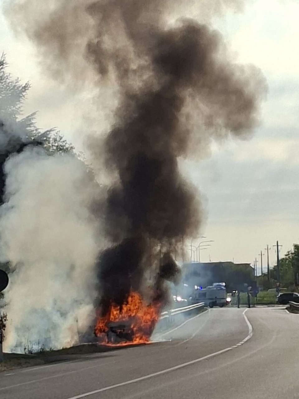 Paura sulla SP2: auto prende fuoco in marcia, illeso il conducente