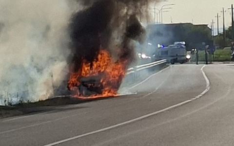 Paura sulla SP2: auto prende fuoco in marcia, illeso il conducente