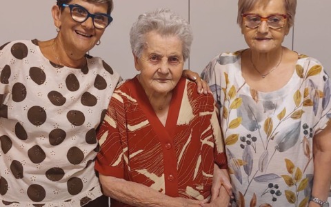 Festa a sorpresa per la parrucchiera storica che compie 100 anni