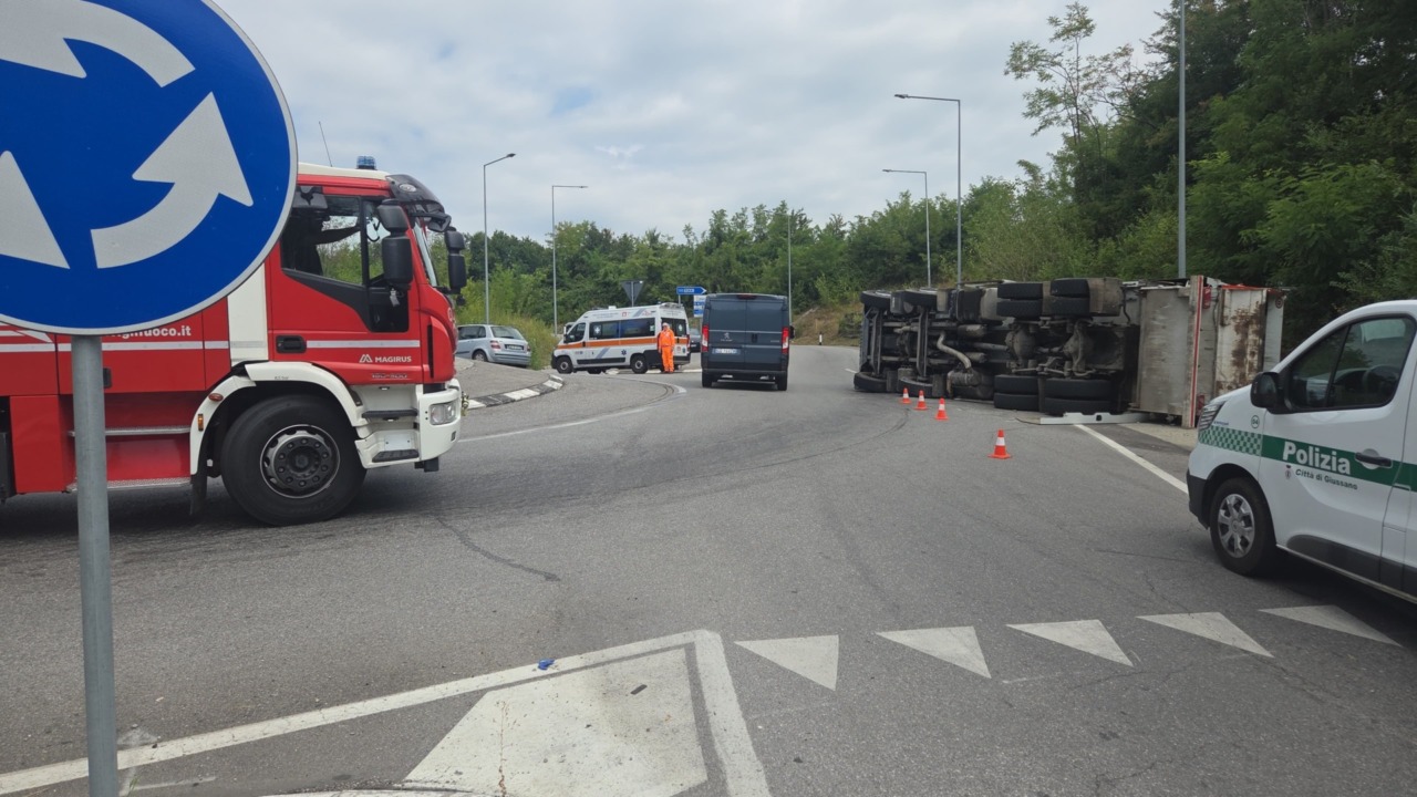 Camion della spazzatura si ribalta sulla Sp102, all’altezza della rotonda di Briosco