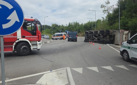 Camion della spazzatura si ribalta sulla Sp102, all’altezza della rotonda di Briosco