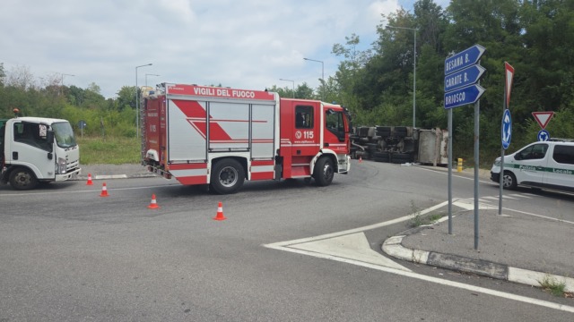 Giussano camion ribaltato