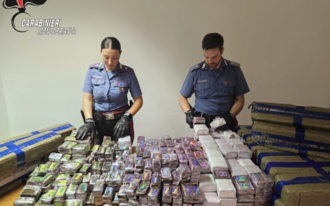 Con loro avevano 275kg di hashish e 12mila euro in contanti: arrestati