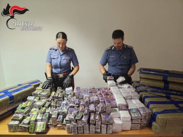 Con loro avevano 275kg di hashish e 12mila euro in contanti: arrestati
