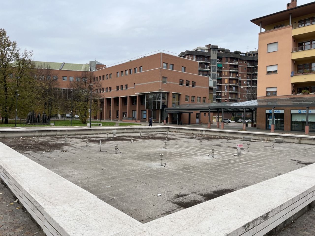 “Che ne sarà della fontana di piazza Don Giussani, spenta da anni?”