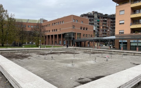 “Che ne sarà della fontana di piazza Don Giussani, spenta da anni?”