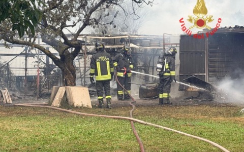 Incendio in un terreno agricolo: in fiamme sterpaglie, rotoballe e capanni