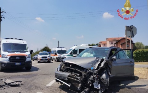 Scontro tra una vettura e un autobus di linea