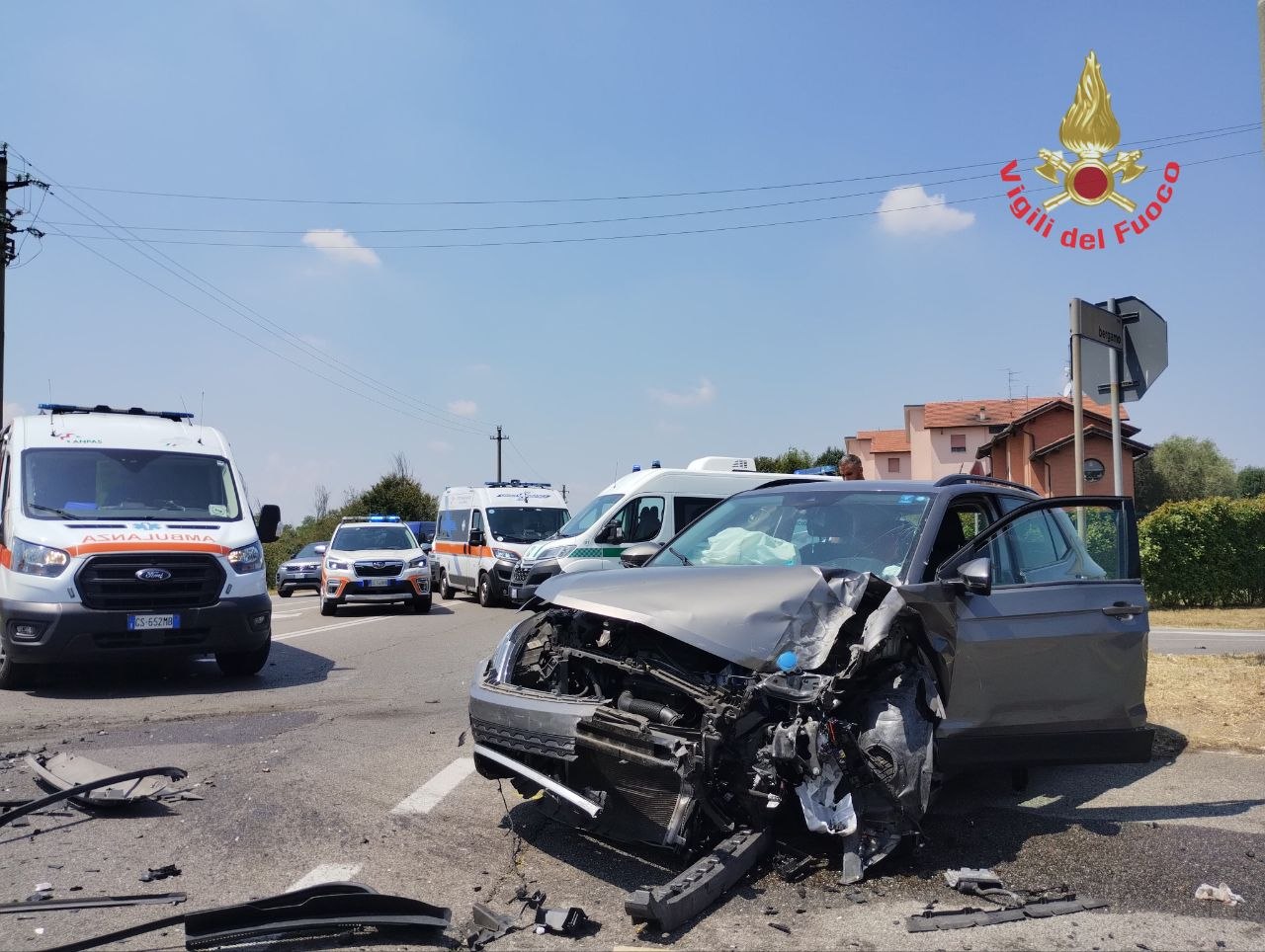 Scontro tra una vettura e un autobus di linea
