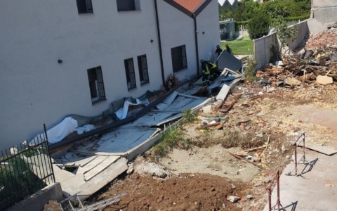 Crolla un muro perimetrale adiacente a una casa