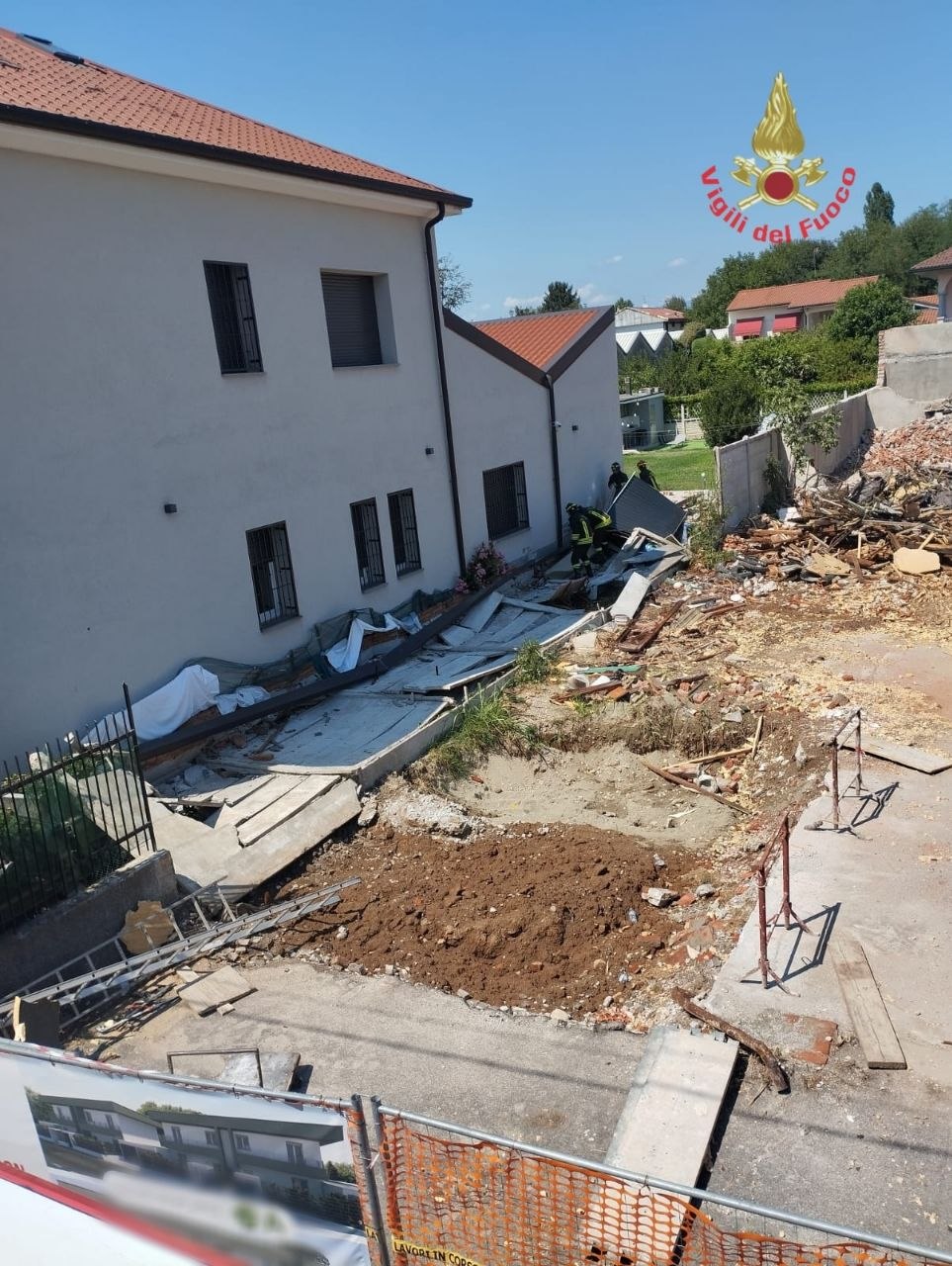 Crolla un muro perimetrale adiacente a una casa