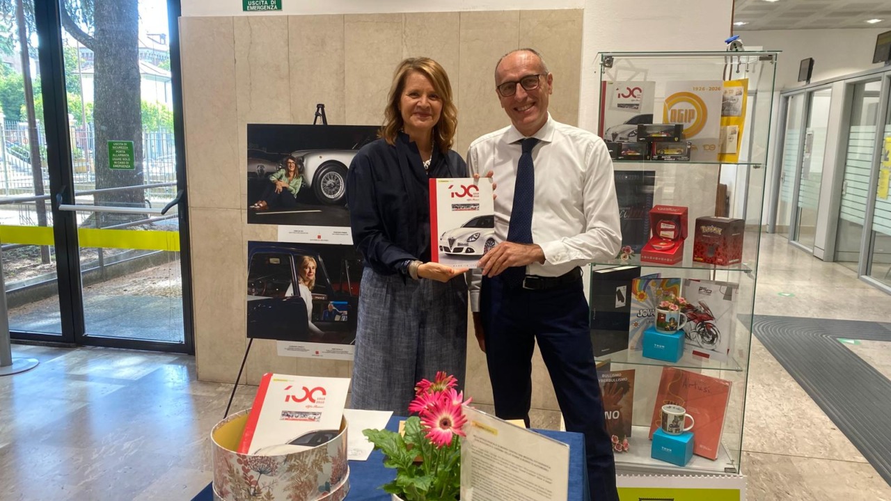 All’ufficio postale di Monza Centro la mostra fotografica dedicata al talento femminile nel mondo dei motori