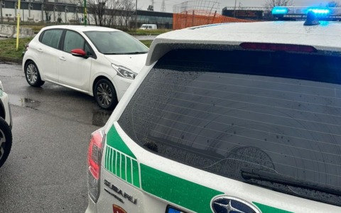 Alla guida di un’auto senza assicurazione da 6 anni e con revisione scaduta da 5: scatta la multa da 2mila euro