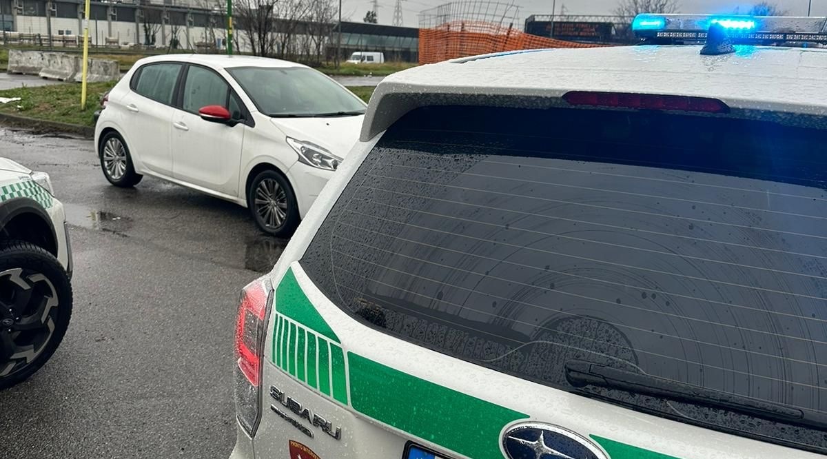 Alla guida di un’auto senza assicurazione da 6 anni e con revisione scaduta da 5: scatta la multa da 2mila euro