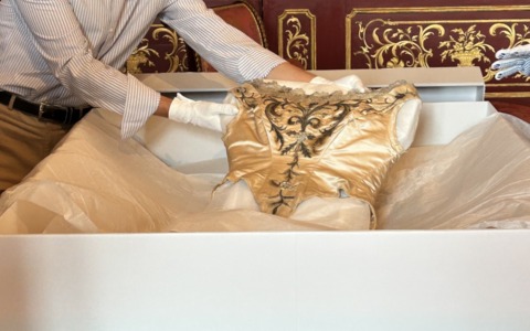 Dopo 140 anni l’abito della Regina torna in Villa Reale