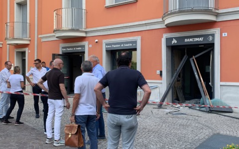 Boato nella notte, i ladri fanno saltare il bancomat della BPER Banca