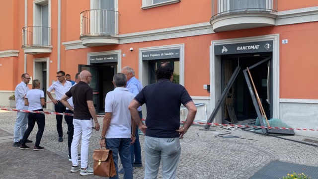 Boato nella notte, i ladri fanno saltare il bancomat della BPER Banca