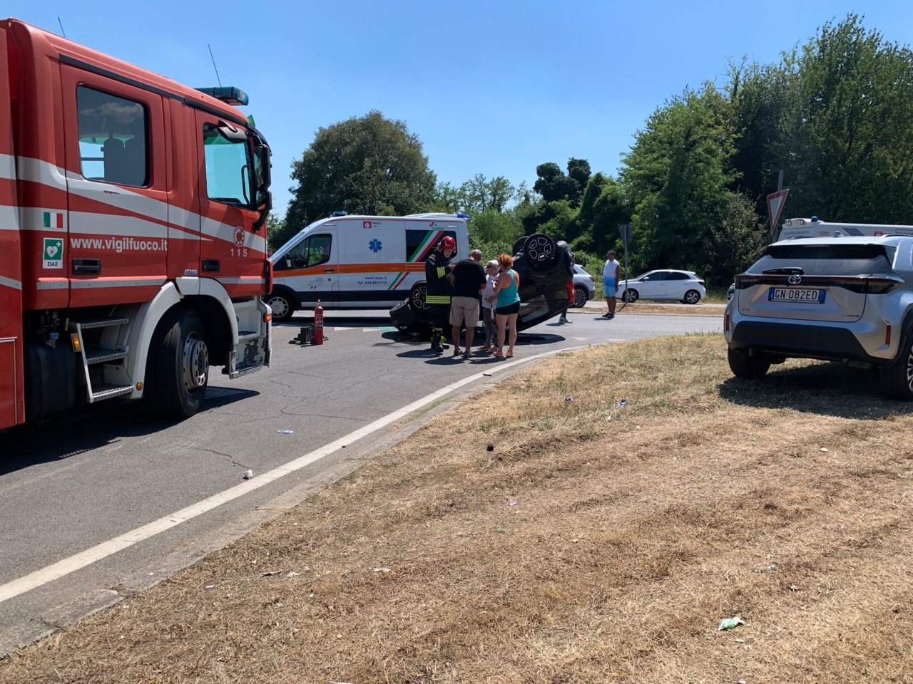 Schianto all’incrocio, auto si ribalta