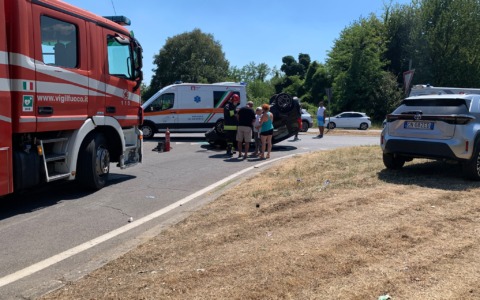 Schianto all’incrocio, auto si ribalta
