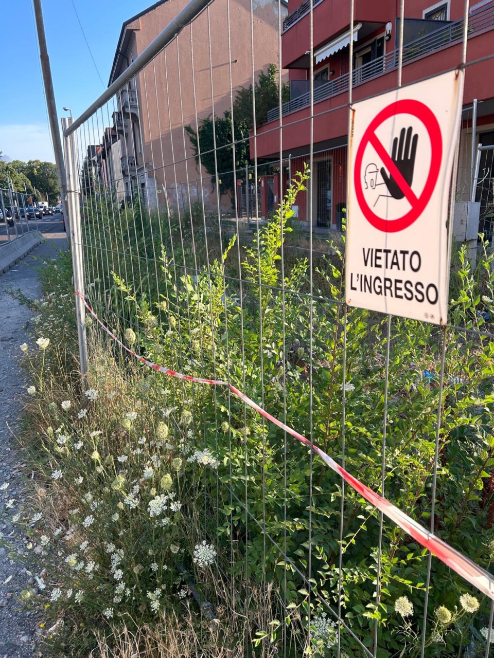 Cantieri abbandonati tra erbacce e degrado: «Città Metropolitana intervenga per garantire cura e sicurezza»