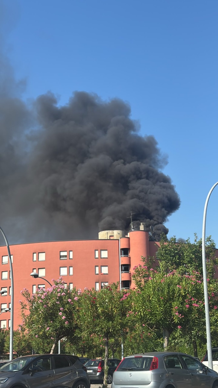 Fiamme in una palazzina dietro al San Gerardo, si alza una lunga colonna di fumo nero