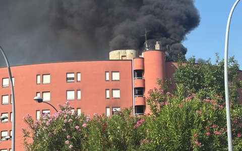 Fiamme in una palazzina dietro al San Gerardo, si alza una lunga colonna di fumo nero