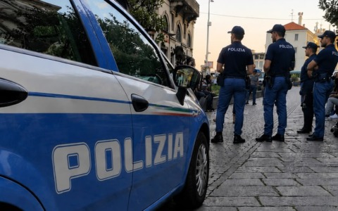 Resistenza e lesioni a pubblico ufficiale e illegittimo reingresso: due arresti